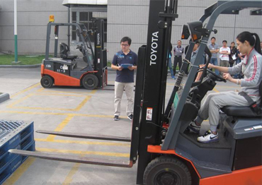 操作叉車前檢查、避讓障礙物、叉車倒車行駛要求、叉車停車放置及行為規(guī)范。